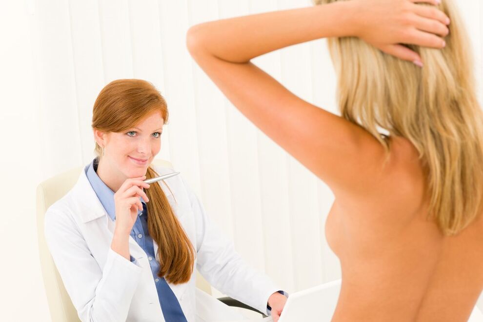 Visita ao médico antes do aumento mamario